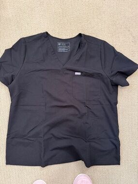 FIGS Men’s Black V-Neck Short Sleeve Scrub Top